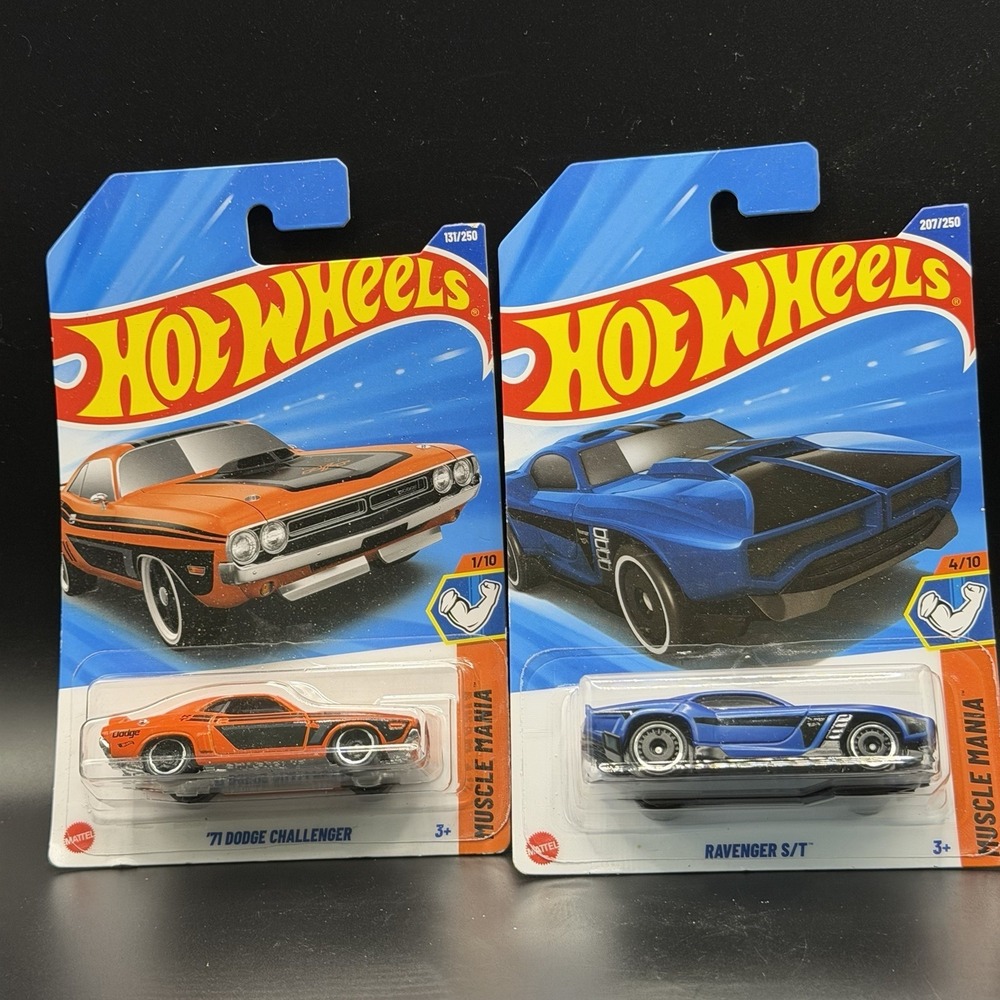 Hot Wheels Muscle Mania '71 Dodge Challenger (orange) & Ravenger S/T (blue)